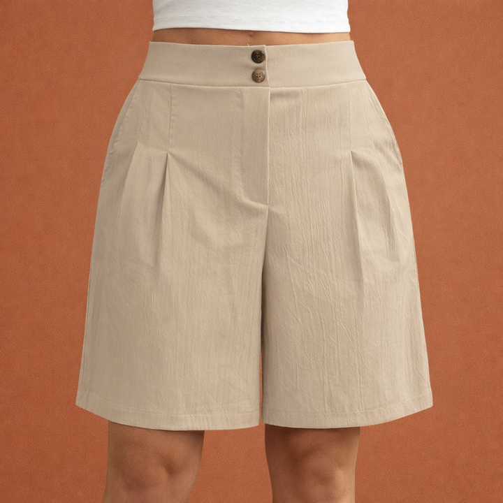 Bruine elegante geplooide shorts met hoge taille. Stijlvolle en veelzijdige dameskorte broek voor diverse outfits.