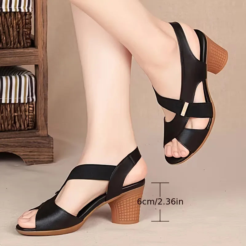 Elegante slip-on dames sandaal met blokhak en stijlvolle kruisbandjes. Een comfortabele zwarte zomerschoen.