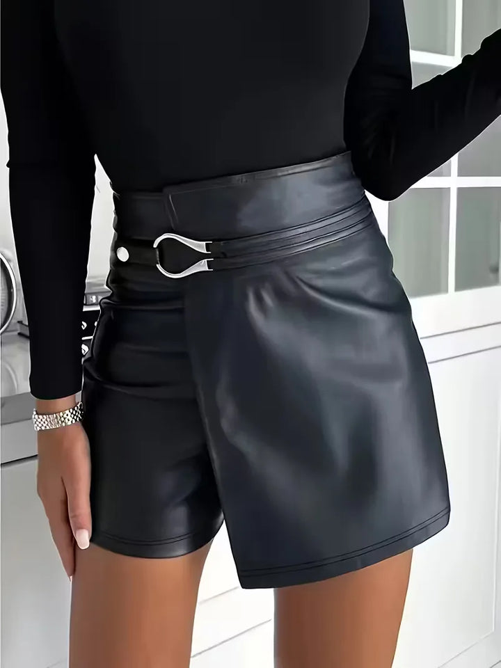 Elegante zwarte high waist shorts voor dames met stijlvolle gesp, perfect voor smart-casual winteroutfits.