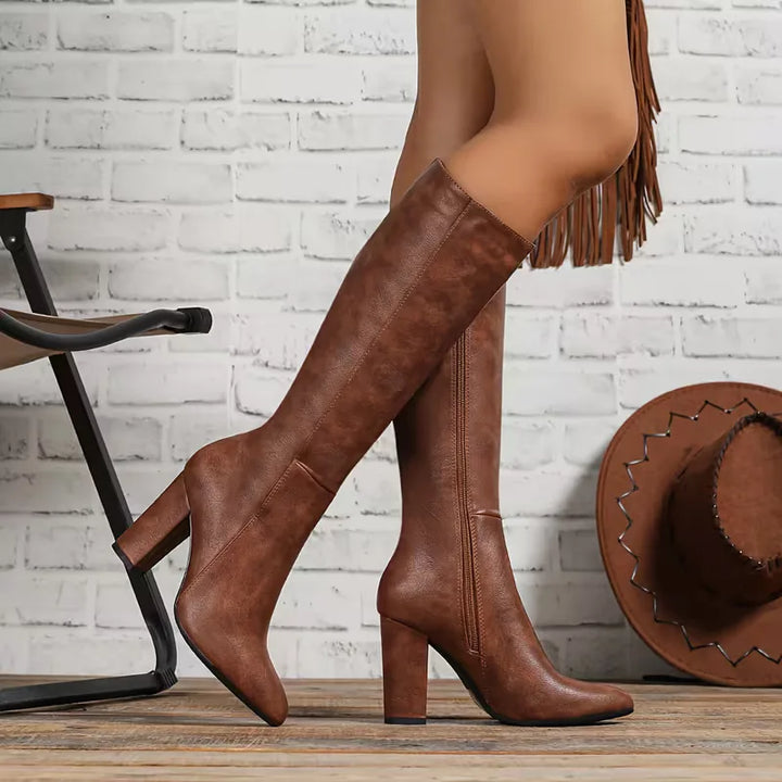 Bruine hoge dames laarzen met robuuste chunky hak; perfect voor herfst, casual of festival mode.