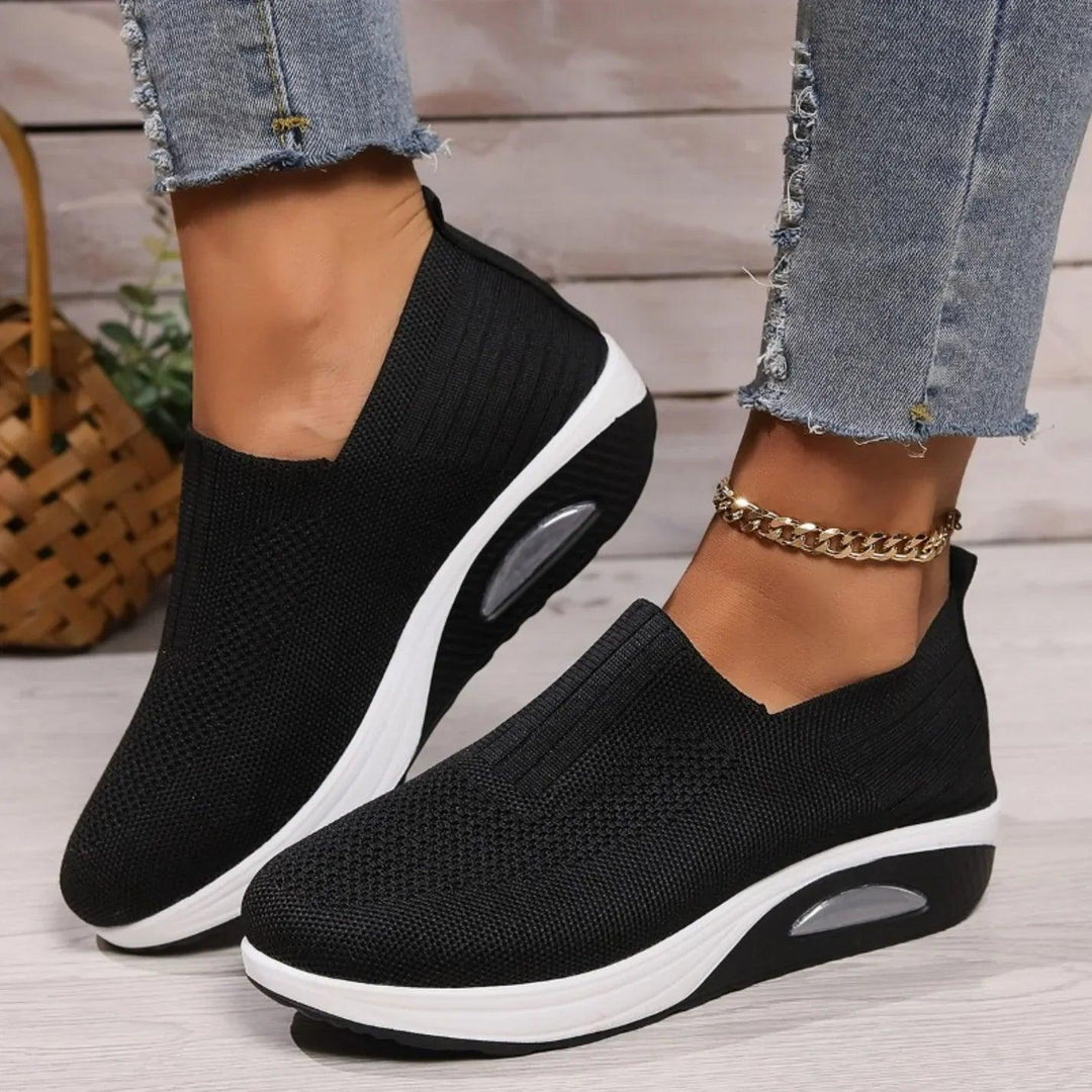 Zwarte dames instapsneakers, comfortabel en ademend, ideaal voor casual zomerse outfits.