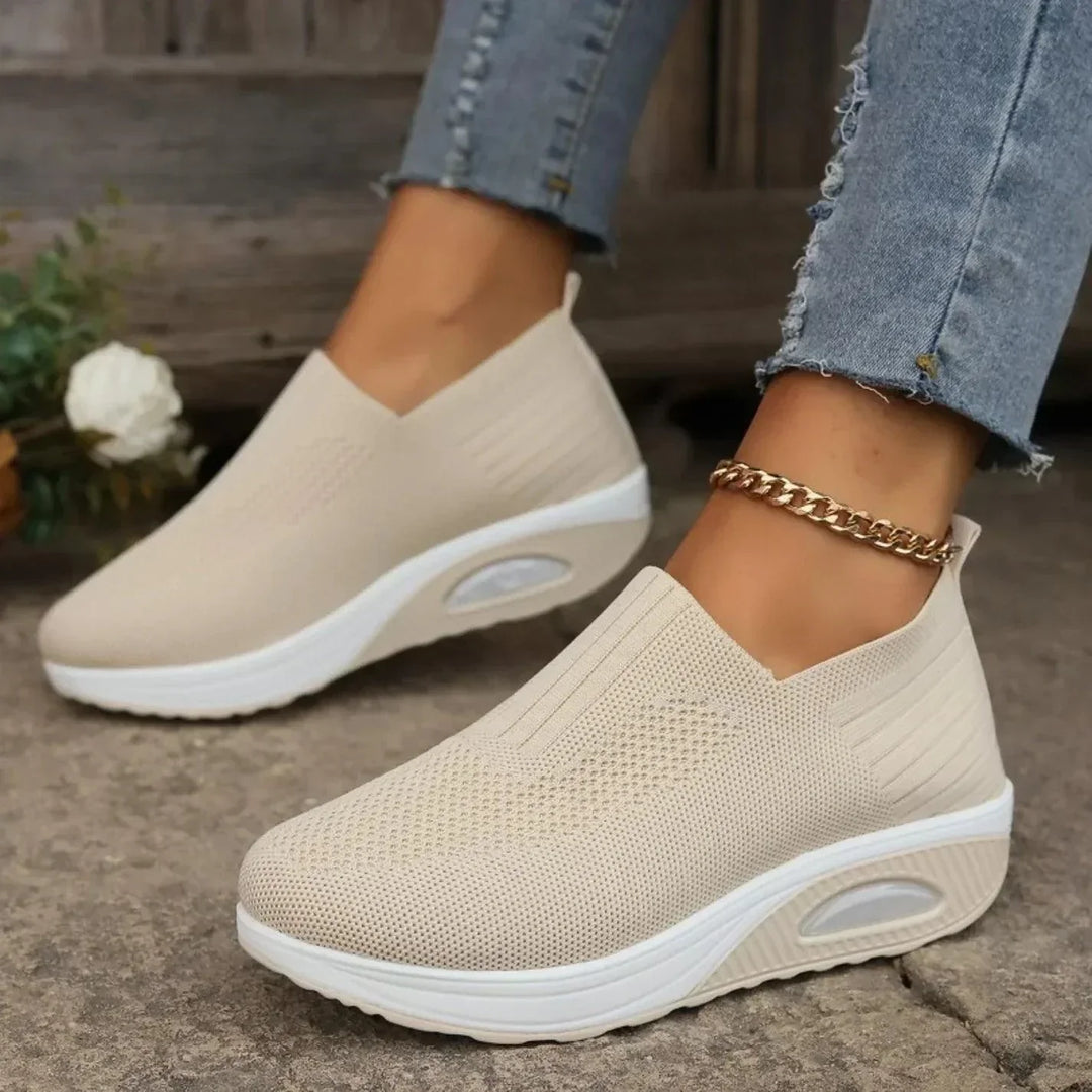 Sportieve donkerblauwe instapsneakers voor dames, perfect voor een casual look met ademend design.
