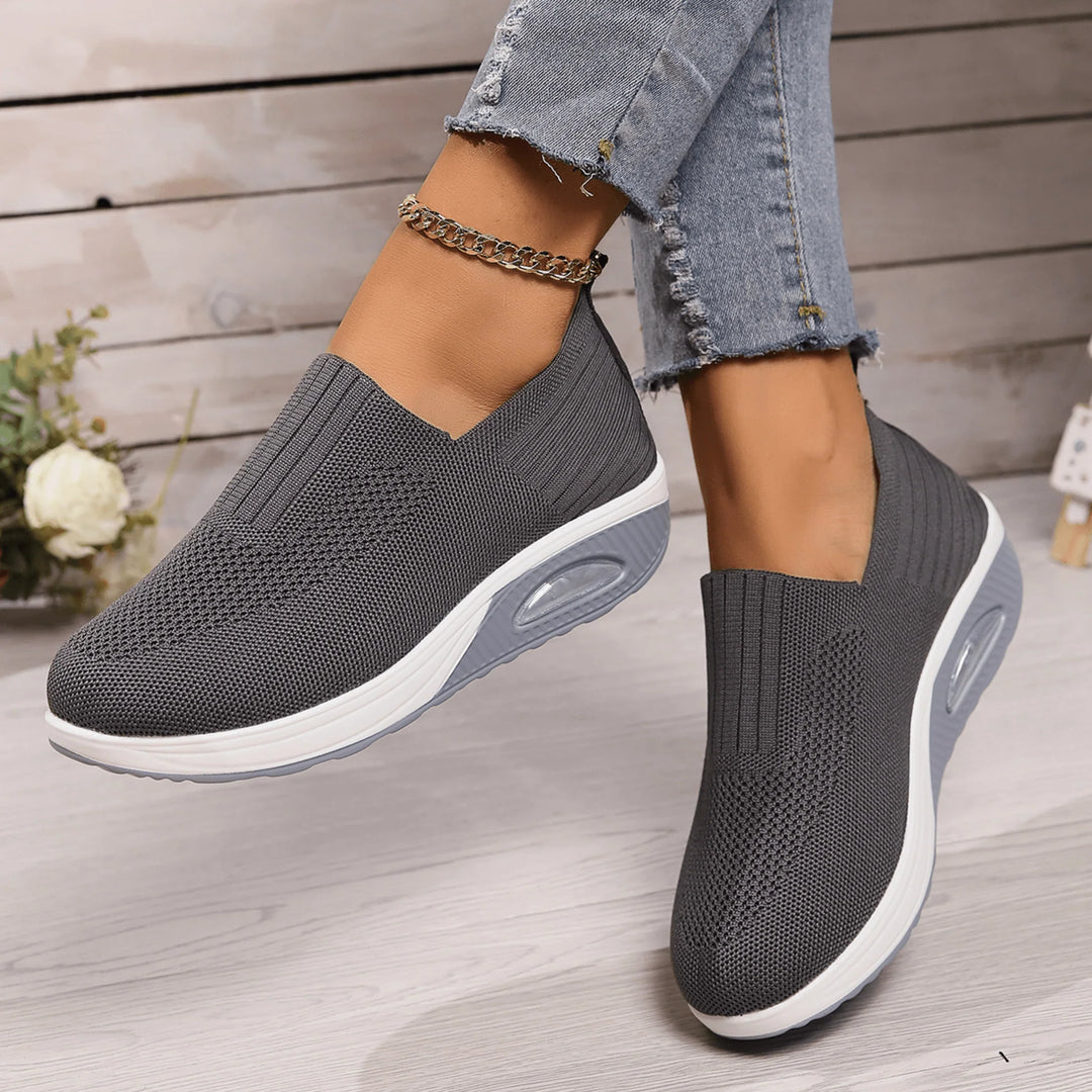 Grijze dames instapsneakers, gemakkelijk aan te trekken, bieden ademend en comfortabel loopgemak.