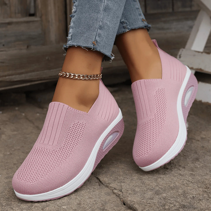 Stijlvolle rode slip-on damessneakers, perfecte keuze voor comfortabele en casual zomerdagen.