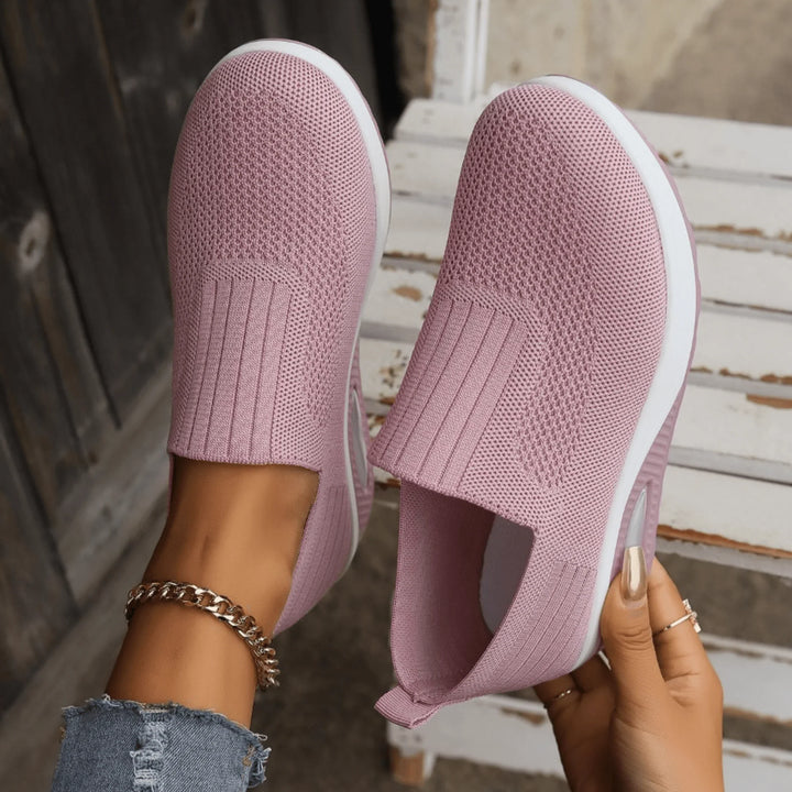 Comfortabele zwarte slip-on dames sneakers, ademend en veelzijdig voor elke casual outfit.