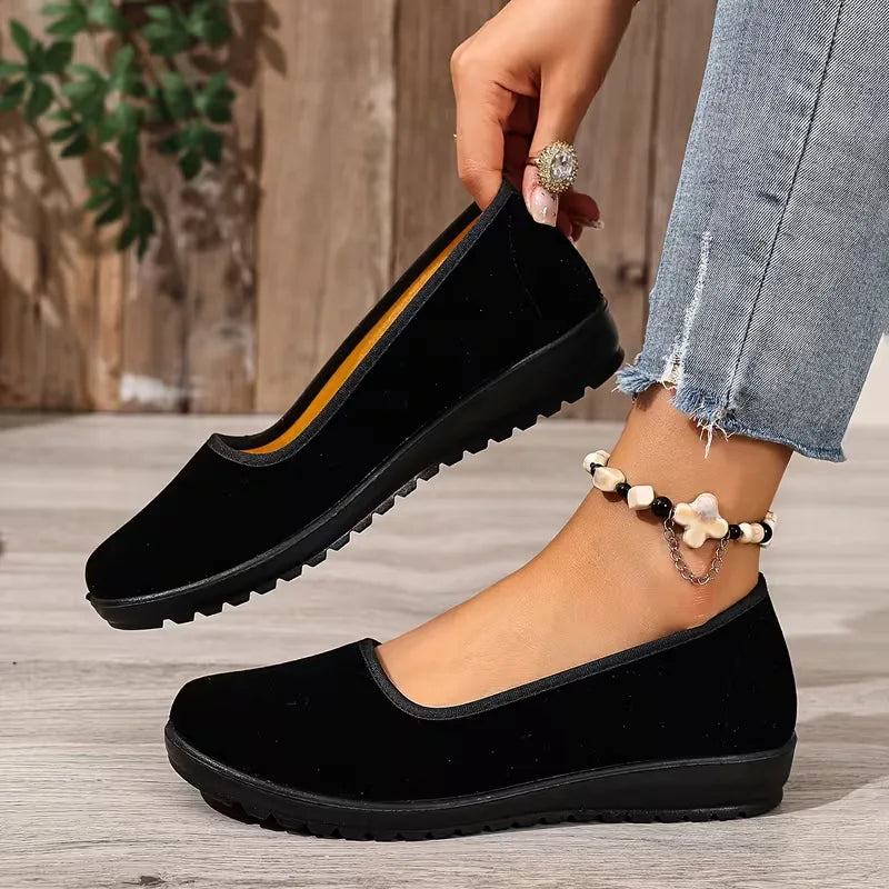 Stijlvolle zwarte dames slip-on sneakers, perfect voor moeiteloos instappen en dagelijks comfort.