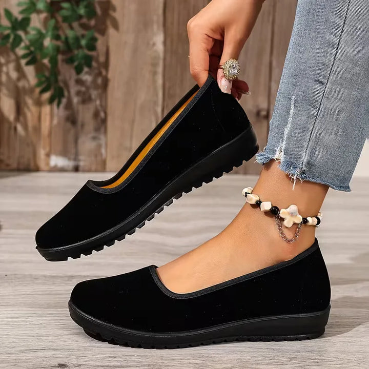 Stijlvolle zwarte dames slip-on sneakers, perfect voor moeiteloos instappen en dagelijks comfort.