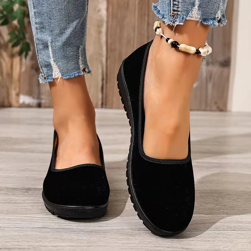 Dames slip-on lage sneakers in zwart, comfortabel en casual voor een stijlvolle dagelijkse look.
