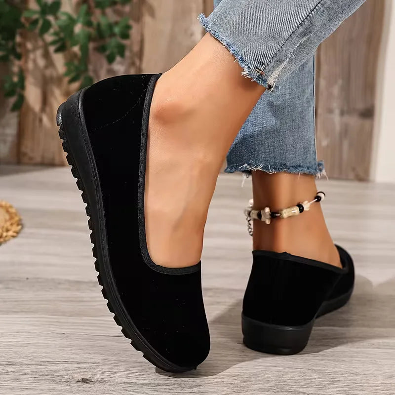 Veelzijdige zwarte dames lage slip-on sneakers, comfortabel voor dagelijks gebruik en casual zomer/lente.