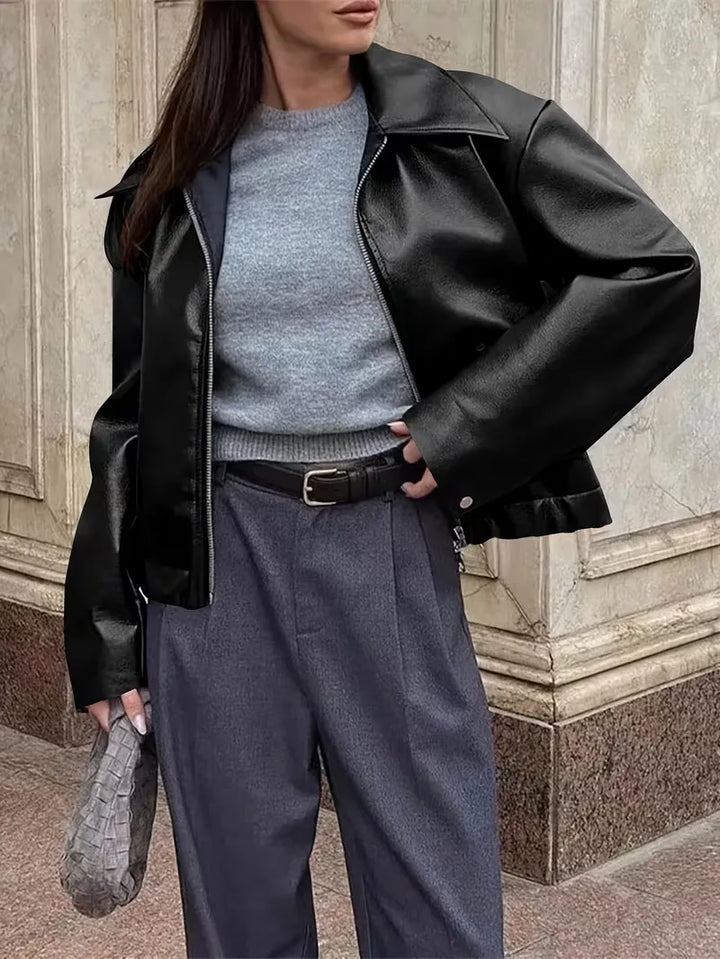 Tijdloze zwarte dames leren jas met brede kraag en ritssluiting, een must-have voor je garderobe.