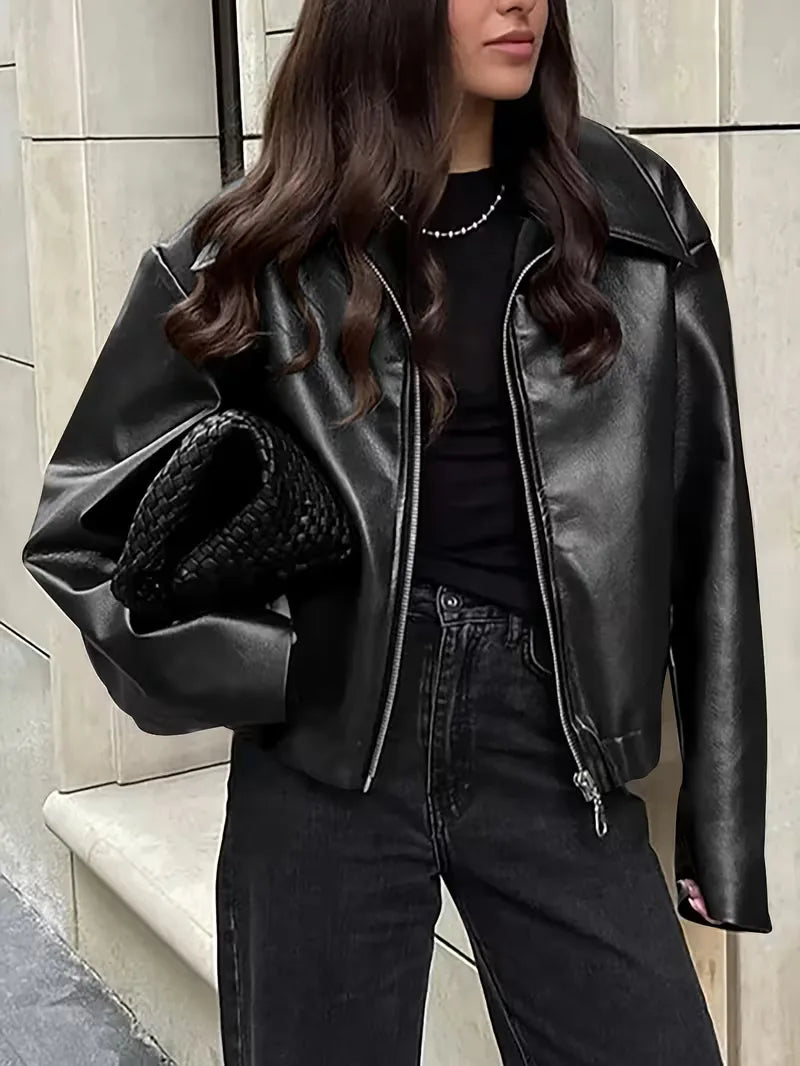 Trendy roze kunstleren damesjack met opvallende brede kraag, ideaal voor een streetwear look.