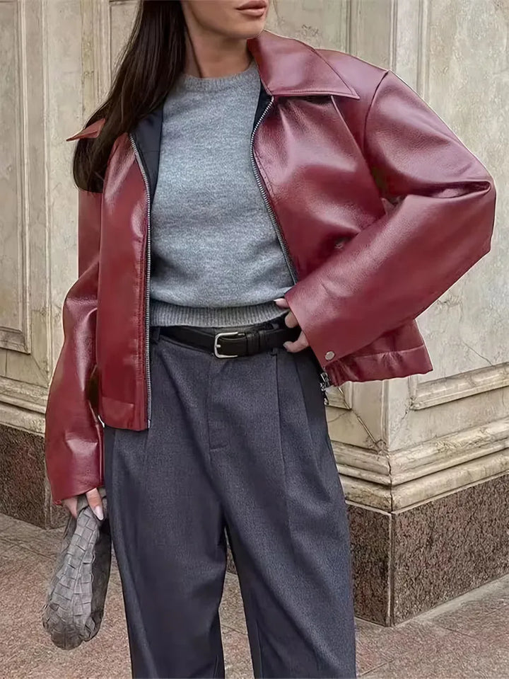 Elegante bordeaux kunstleren damesjas met brede kraag, geschikt voor casual en chique gelegenheden.