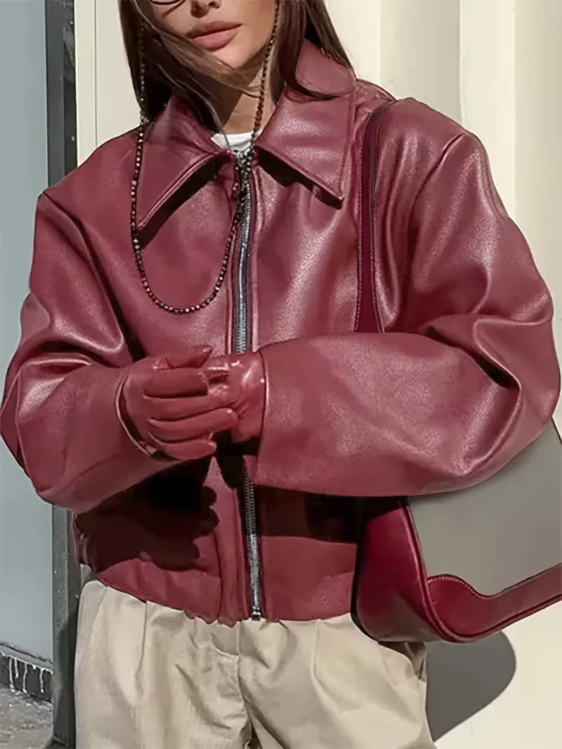 Roze dames leren jas met brede kraag, perfect als casual jas of modieuze toevoeging aan elke outfit.