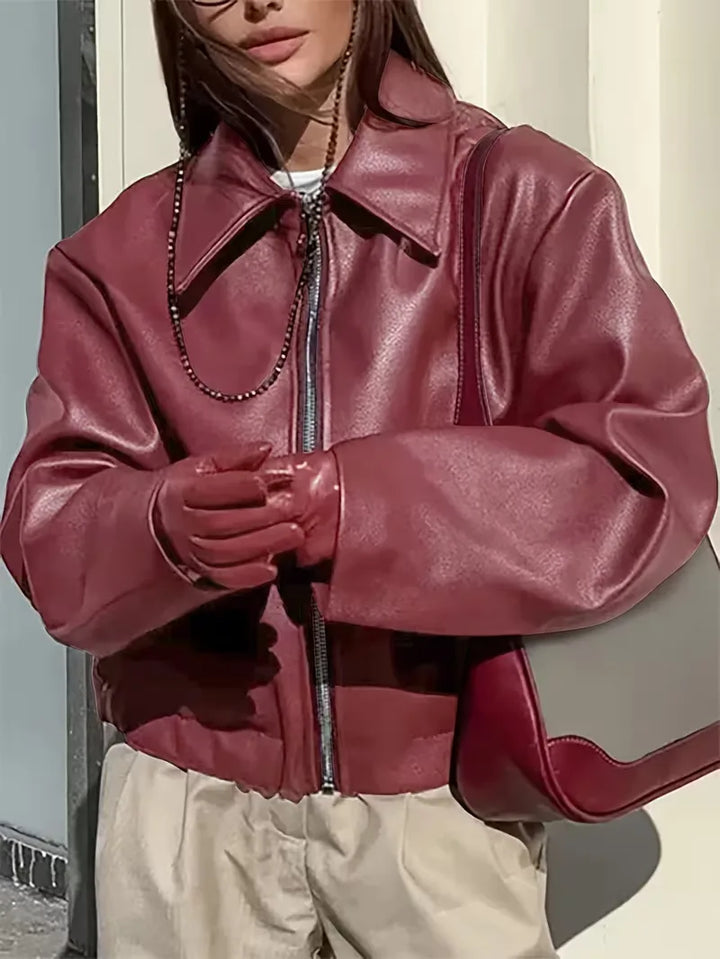 Roze dames leren jas met brede kraag, perfect als casual jas of modieuze toevoeging aan elke outfit.