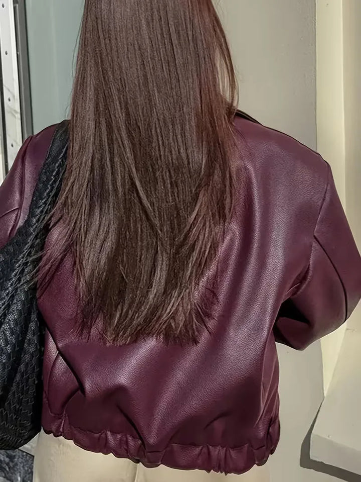 Bordeaux dames kunstleren jas met brede kraag, een stijlvolle keuze voor herfst en winter.