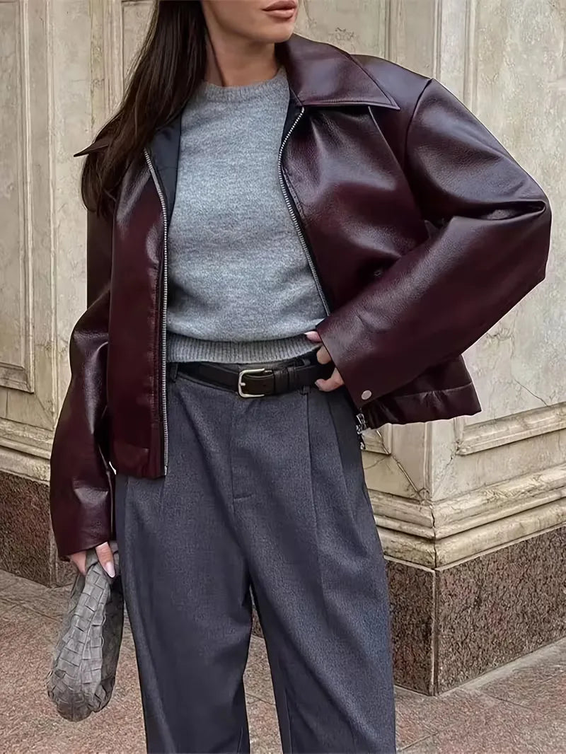 Roze casual damesjack van kunstleer met brede kraag, trendy en perfect voor dagelijks gebruik.
