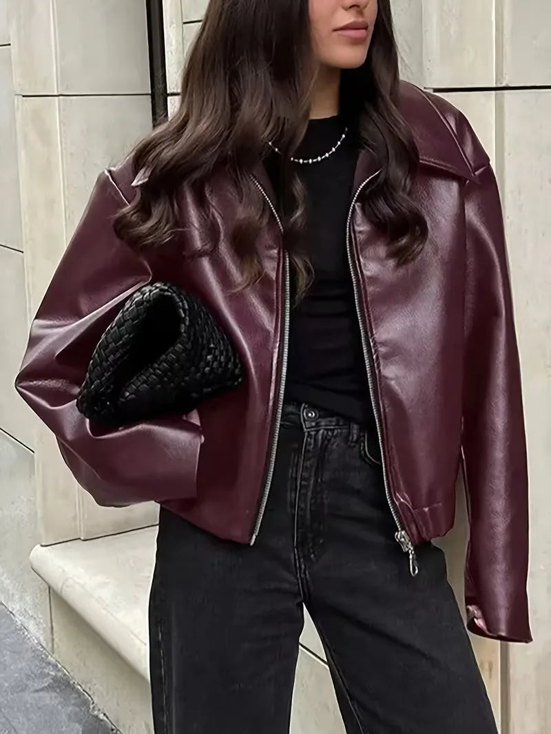 Elegante zwarte dames winterjas van leerlook met opvallende brede kraag.
