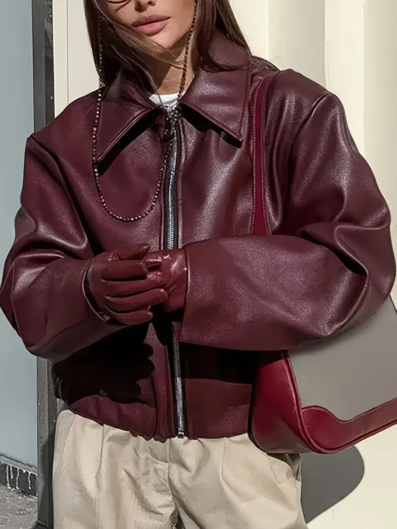 Chique roze dames kunstleren jas met brede kraag, een veelzijdige optie voor elk seizoen.
