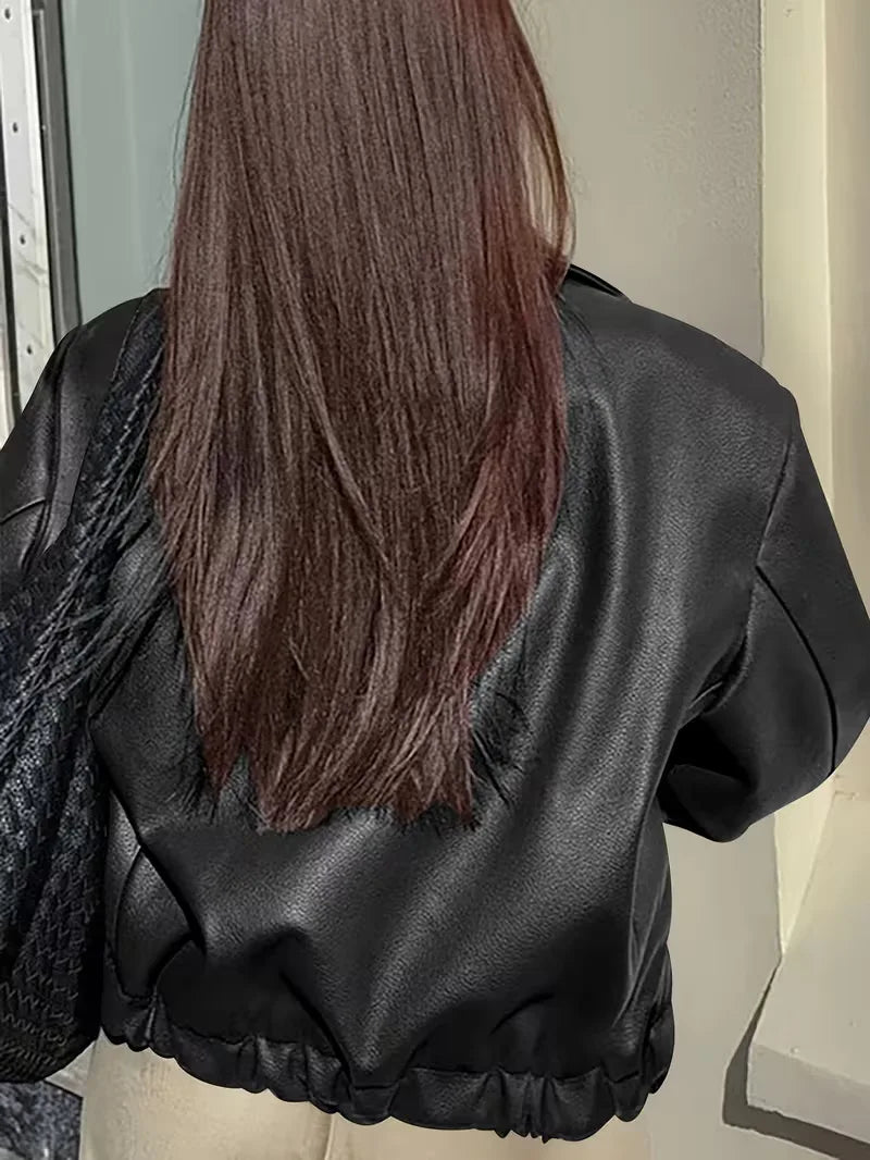 Modieuze bordeaux kunstleren damesjas met brede kraag, voor een casual of elegante outfit.