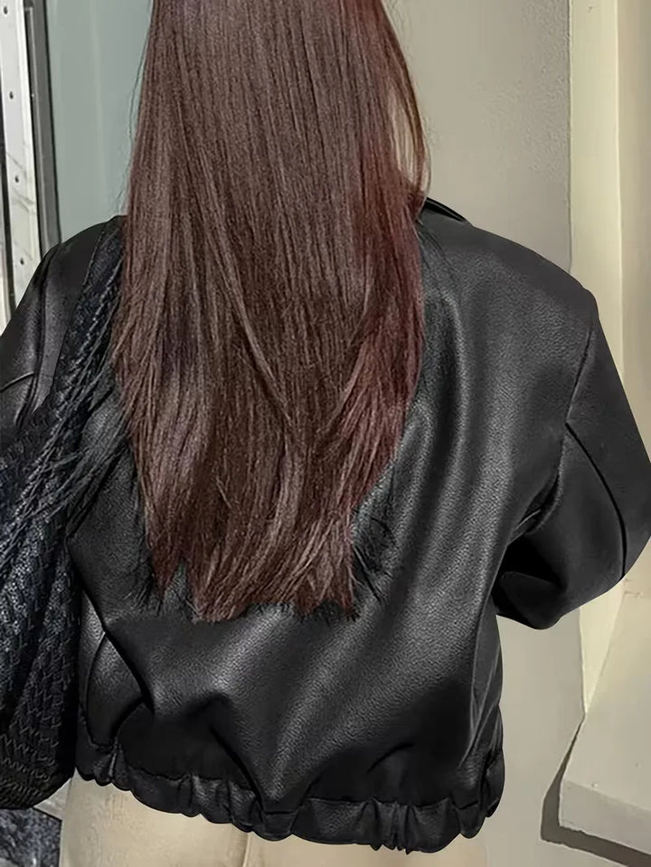 Modieuze bordeaux kunstleren damesjas met brede kraag, voor een casual of elegante outfit.