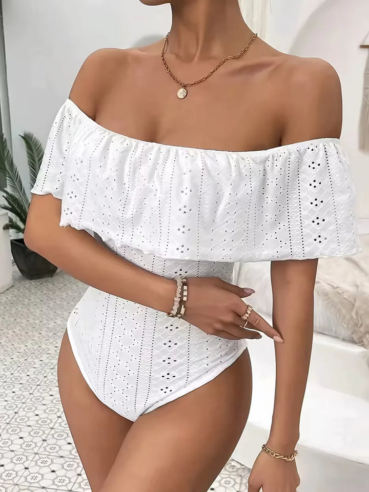 Zwarte dames off-shoulder bodysuit met elegante ruches en slim fit; perfect voor zomerse casual of strandmode.