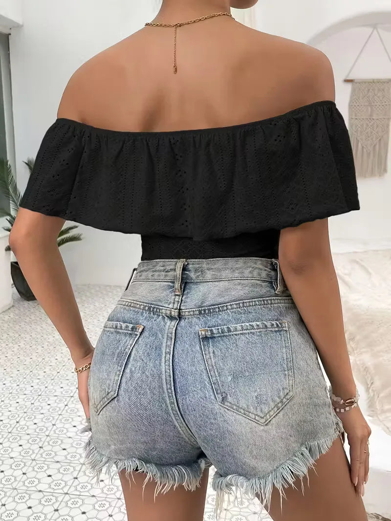 Modieuze dames off-shoulder bodysuit met ruches en slim fit, perfecte keuze voor een chique zomerse look.