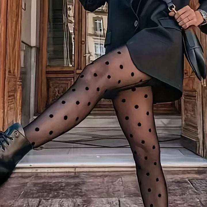 Zwarte dames panty met doorschijnend stippenpatroon. Perfect voor lente en herfst beenmode.