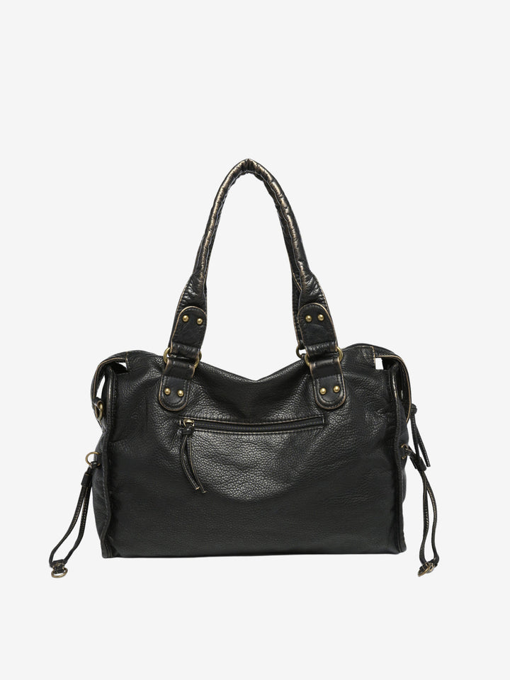 Model draagt de zwarte multifunctionele schoudertas van vegan leer, toont hoe hij valt als crossbody tas.