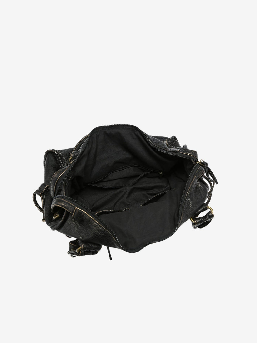 Zwarte elegante damestas van vegan leer, close-up van de sluiting en metalen hardware, voor een chique look.
