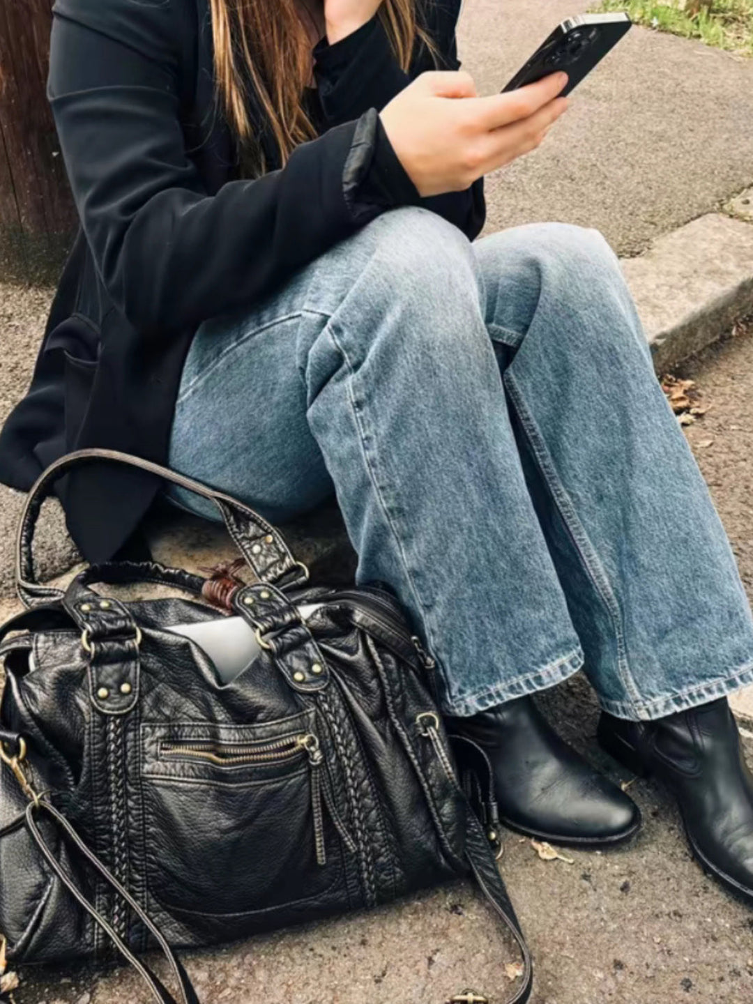 De veelzijdige zwarte vegan leren damestas, geschikt voor diverse gelegenheden, zowel casual als zakelijk.
