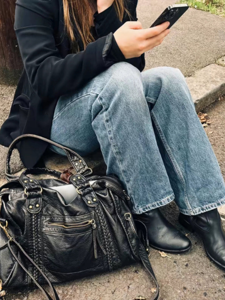 De veelzijdige zwarte vegan leren damestas, geschikt voor diverse gelegenheden, zowel casual als zakelijk.