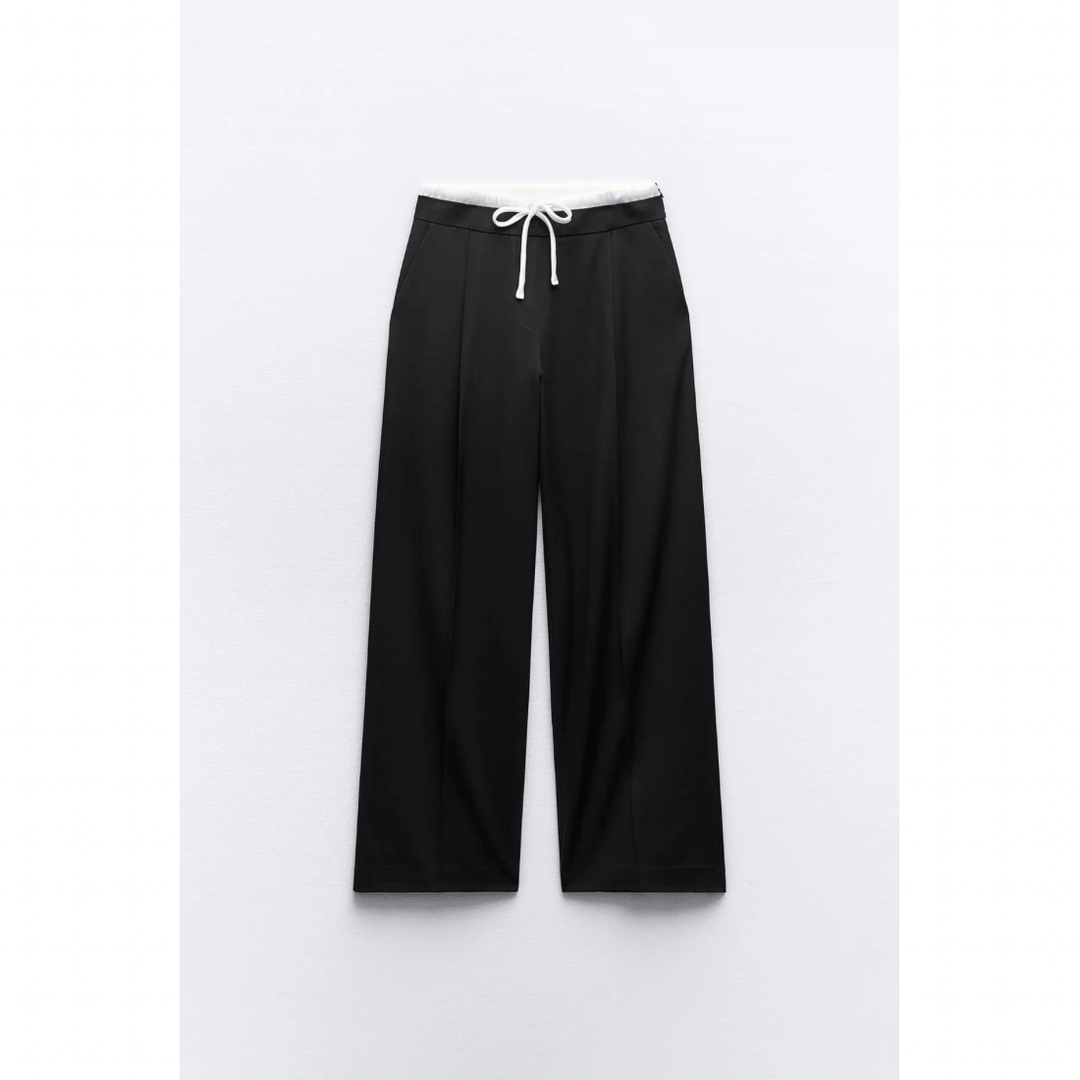 Zwarte damesbroek met stijlvolle dubbele tailleband en regular fit. Comfortabele en veelzijdige damesmode.