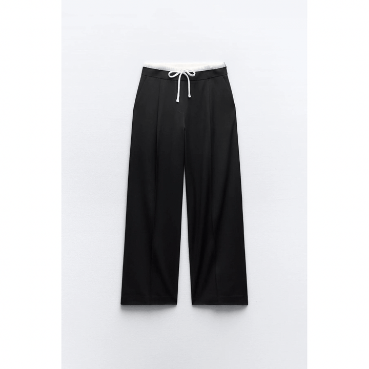 Zwarte damesbroek met stijlvolle dubbele tailleband en regular fit. Comfortabele en veelzijdige damesmode.
