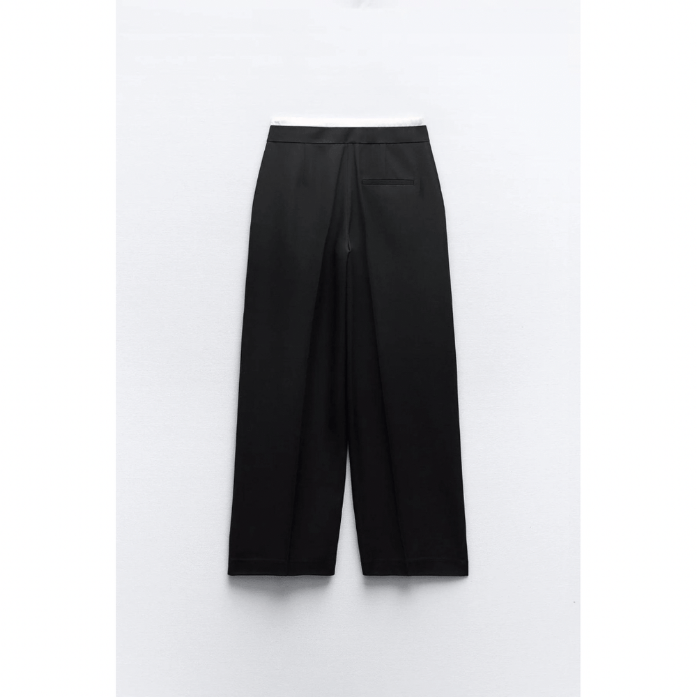 Detail van de dubbele tailleband van een elegante damesbroek. Modieus en comfortabel voor elke gelegenheid.