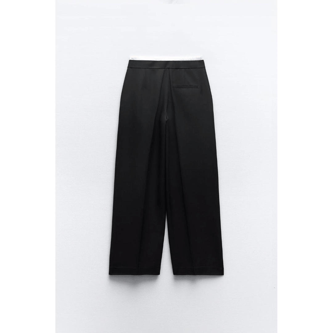 Detail van de dubbele tailleband van een elegante damesbroek. Modieus en comfortabel voor elke gelegenheid.