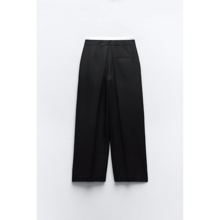 Detail van de dubbele tailleband van een elegante damesbroek. Modieus en comfortabel voor elke gelegenheid.