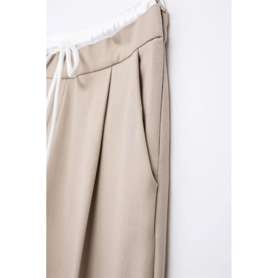 Veelzijdige zwarte damesbroek met dubbele tailleband. Perfect voor een elegante en zakelijke look.