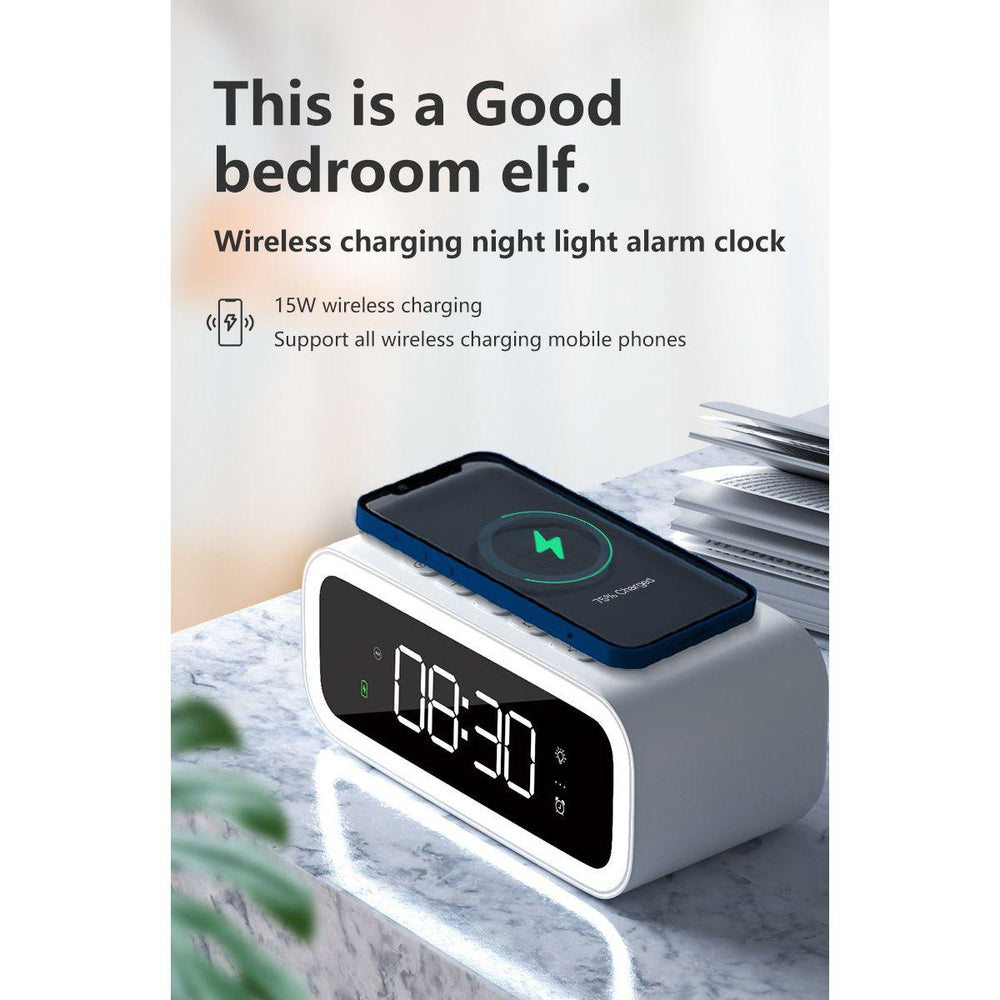 Bovenaanzicht van moderne digitale wekker met draadloze oplaadpad, ideaal voor slaapkamer of thuiskantoor.