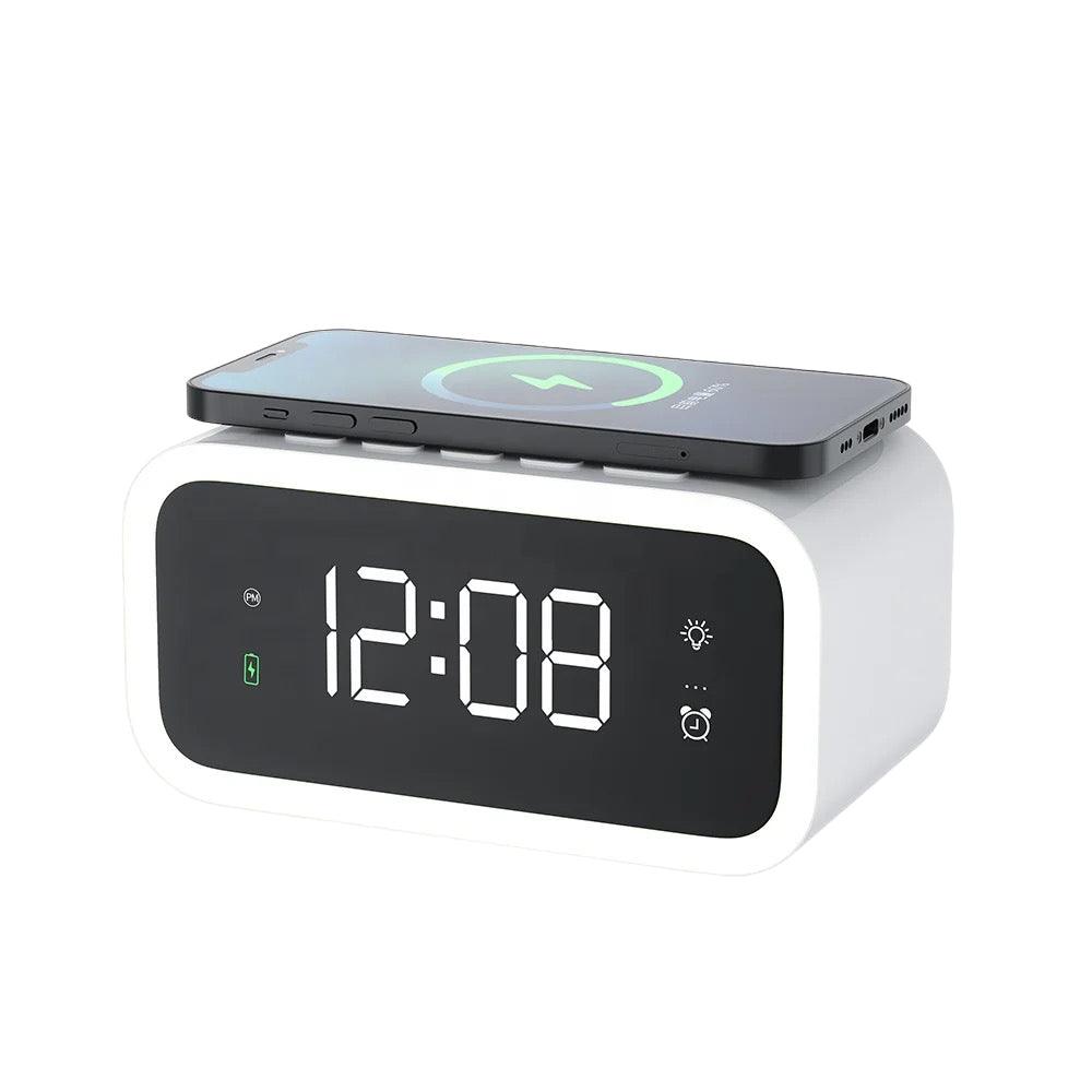 Stijlvolle LED wekker van aurora wonen met QI oplader, toont de tijd en laadt een smartphone op.