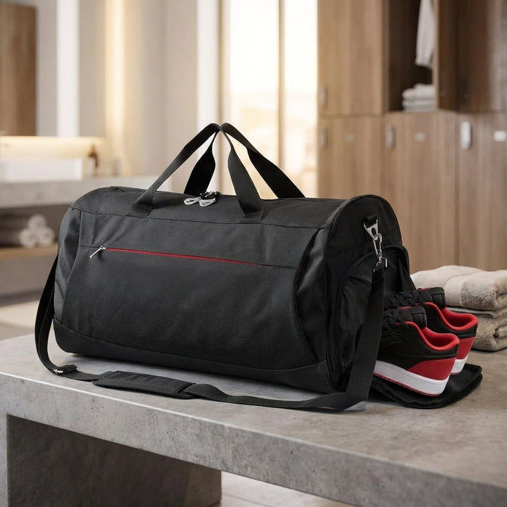 Zwarte DufflePro sporttas (45L) met waterdicht schoenenvak, ideaal voor fitness, reizen en weekendtrips.