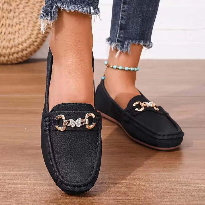 Witte comfortabele dames instappers met uniek vlinderdetail. Elegante platte loafers, veelzijdig en stijlvol.