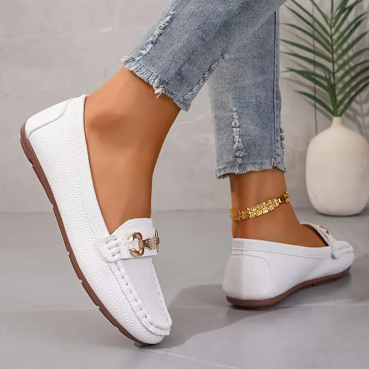Comfortabele en stijlvolle dames loafers. Zwarte platte instappers met elegant vlinderdetail, ideaal voor casual chic.