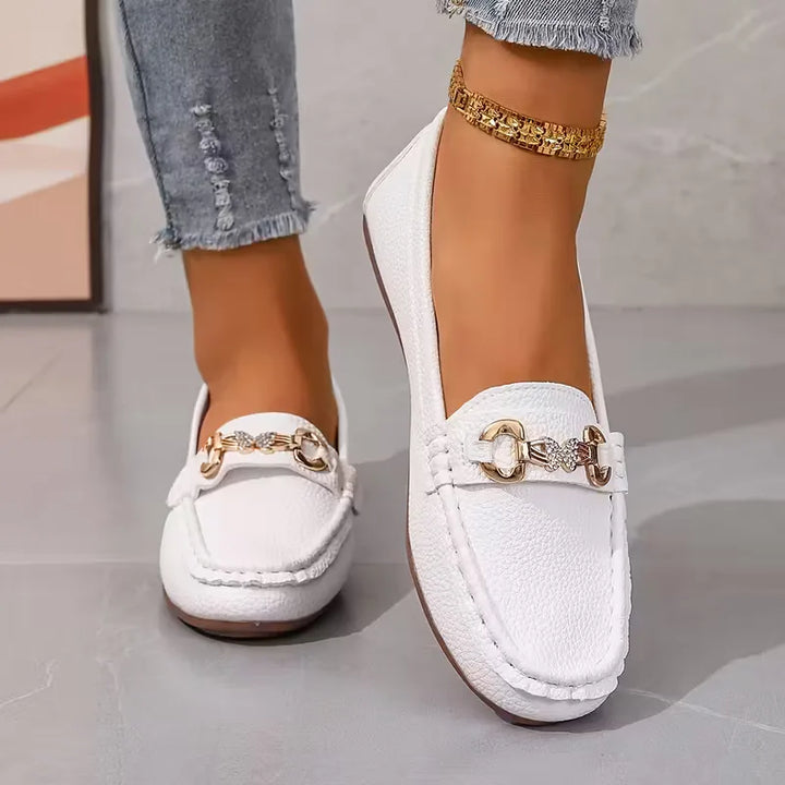 Zwarte dames instaploafers met subtiel vlinderdetail aan de voorkant. Elegante en comfortabele platte schoenen.