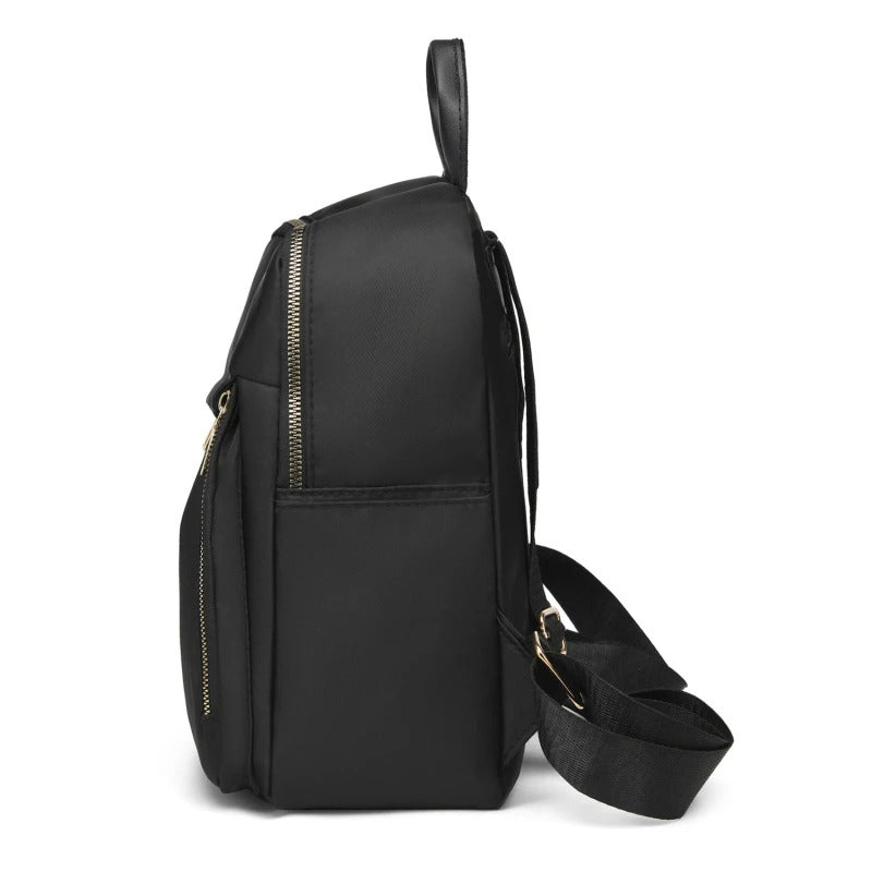 Zwarte PU leren dames rugzak voor comfort en stijl, georganiseerd op weg naar werk of school.