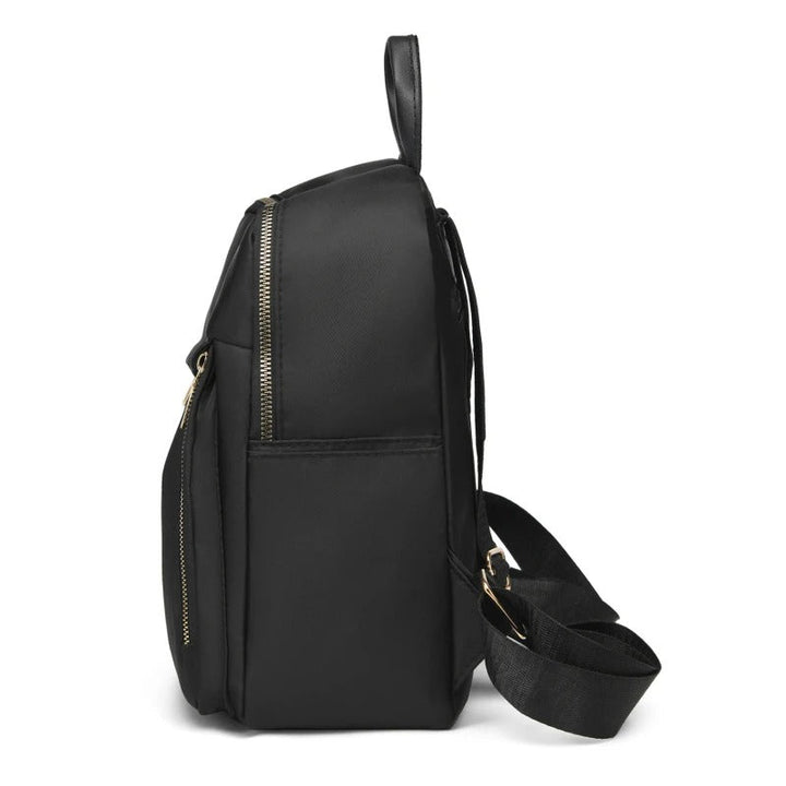 Zwarte PU leren dames rugzak voor comfort en stijl, georganiseerd op weg naar werk of school.