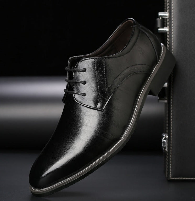 Zwarte elegante heren veterschoenen, perfect voor formele gelegenheden, met klassieke stijl en comfortabel design.
