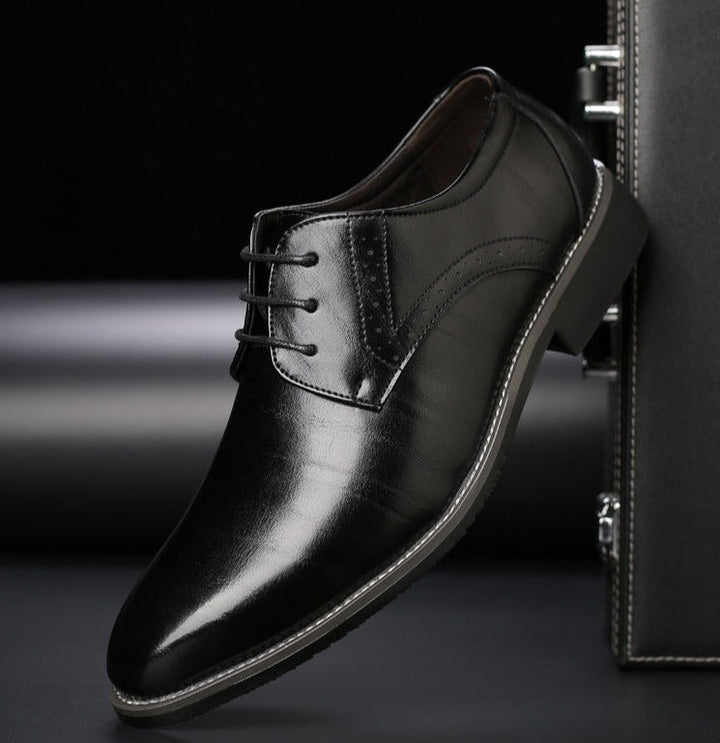 Zwarte elegante heren veterschoenen, perfect voor formele gelegenheden, met klassieke stijl en comfortabel design.