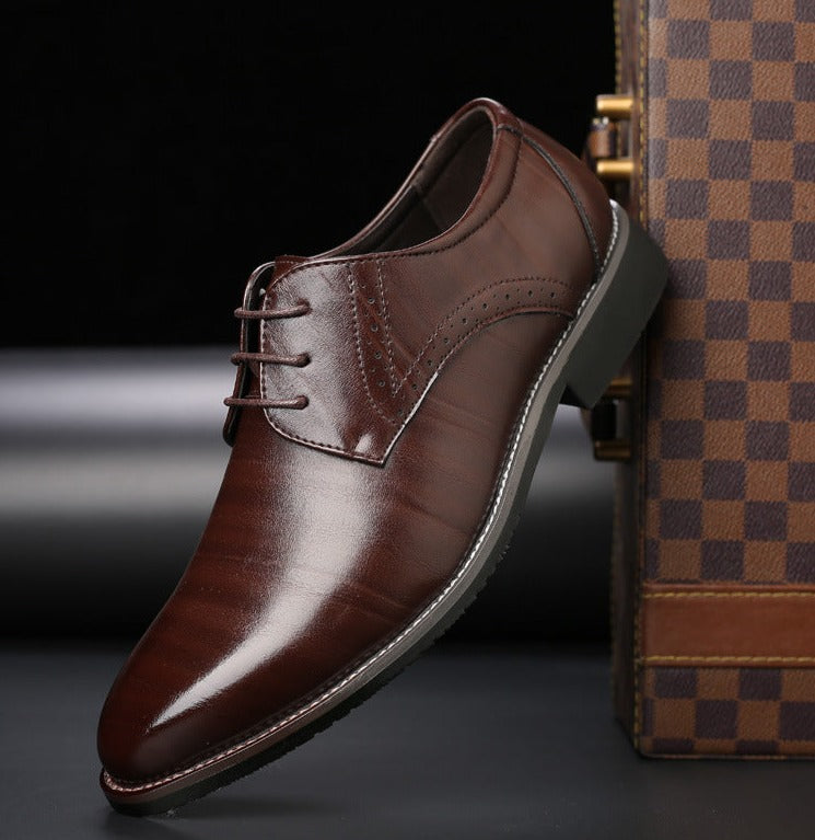 Stijlvolle bruine leren heren veterschoenen, ideaal voor nette outfits of business casual looks, met comfortabele pasvorm.