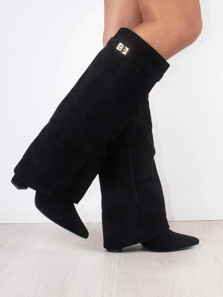 Zwarte elegante hoge dameslaarzen, perfect voor herfst en winter. Modieus en comfortabel voor elke vrouw.