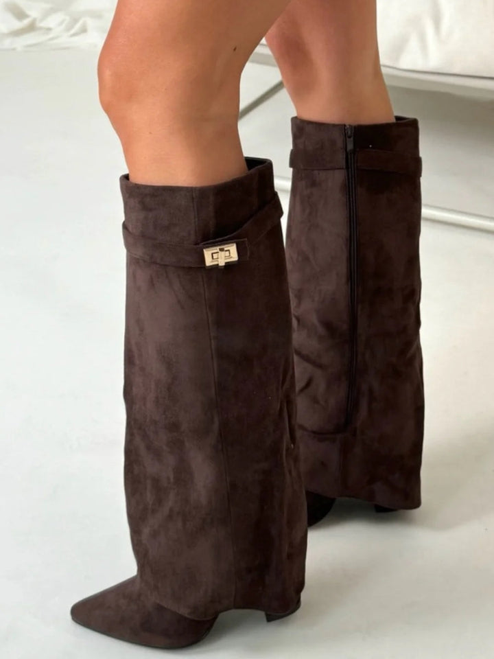 Hoge dameslaarzen in bruin, ideaal voor een warme winterlook. Elegante en comfortabele mode-essentials.